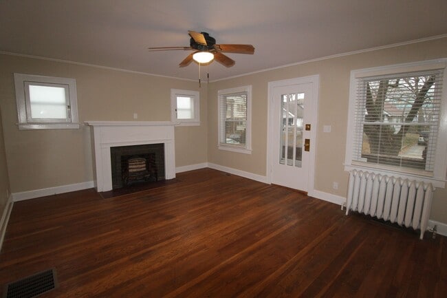 Building Photo - Updated 2 Bedroom 1 Bath Duplex Within Wal...