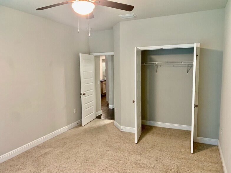 Building Photo - 9040 Lakeview Dr