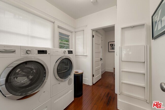 Building Photo - 8050 Jovenita Canyon Dr