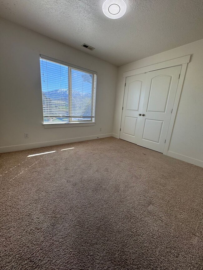 Building Photo - Beautiful top level Payson condo for rent!