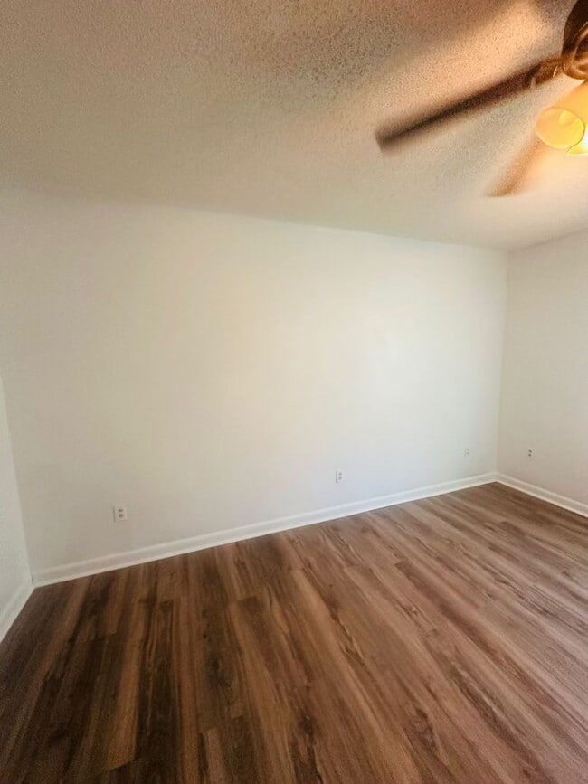 Building Photo - Quiet 3 Bedroom 2 Bath with Creek Access
