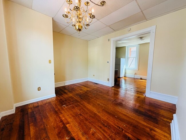 Building Photo - 560 Manor St