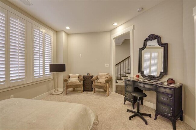 Building Photo - 984 Memorial Walk SE