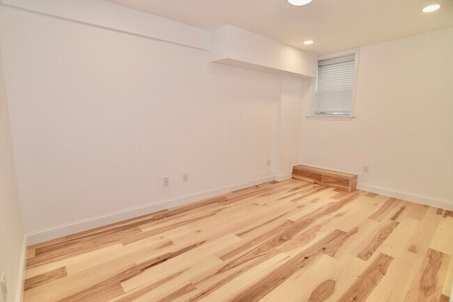 Building Photo - 72 Longwood Ave