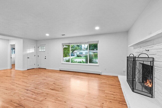 Building Photo - Charming and Renovated 4 Bedroom 2 Bathroo...