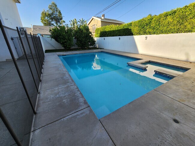 Pool - 4440 Katherine Ave