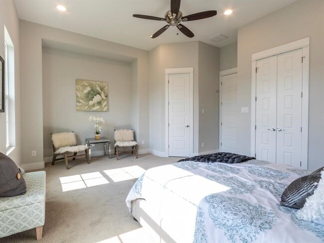 Building Photo - 1027 W 24th St