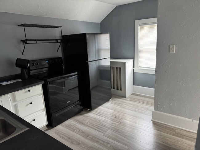 Building Photo - 6th/Grant upper