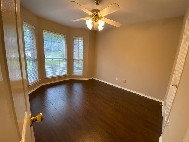 Guest Bedroom - 1115 Oak Tree Drive