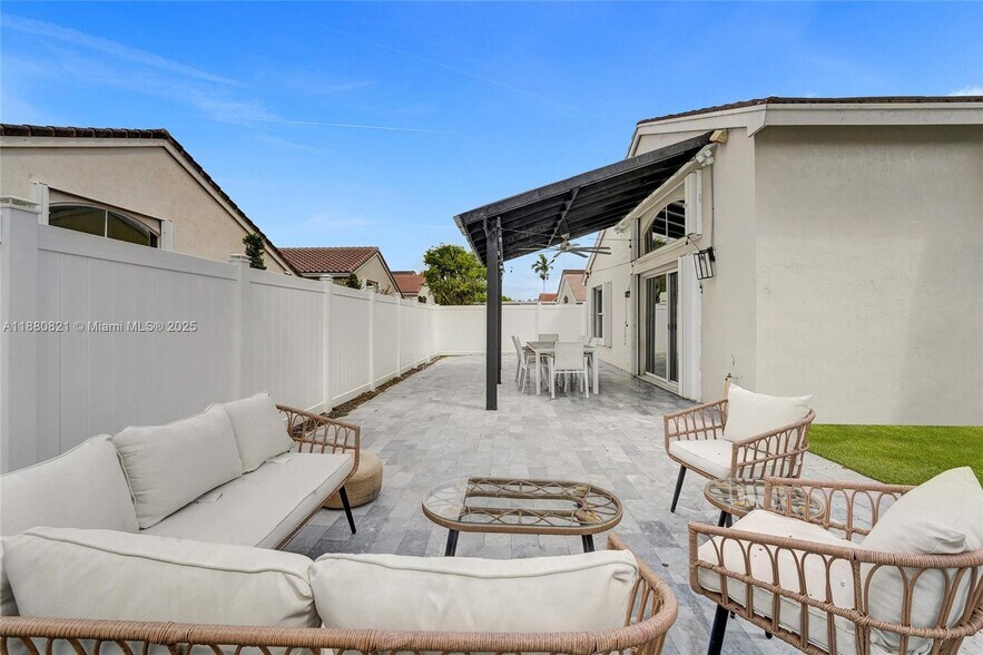 Building Photo - 4955 SW 33rd Ave