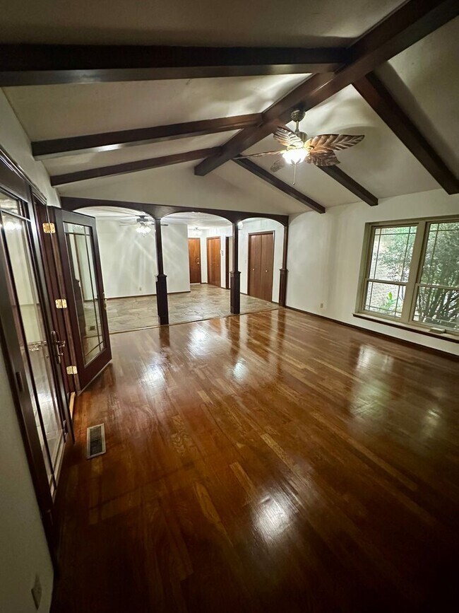 Building Photo - Immaculate major remodeled executive home ...