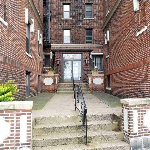 Entry - 1055 Boulevard E