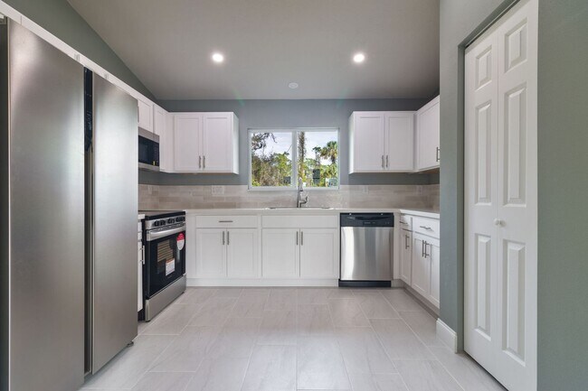Building Photo - 2462 Ensenada Ln