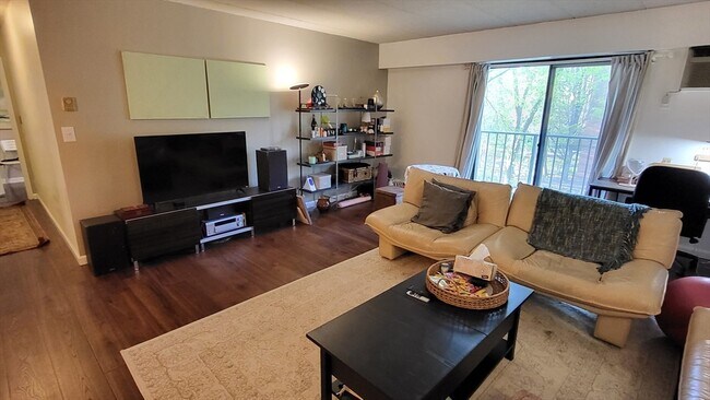 Building Photo - 135 Pleasant St