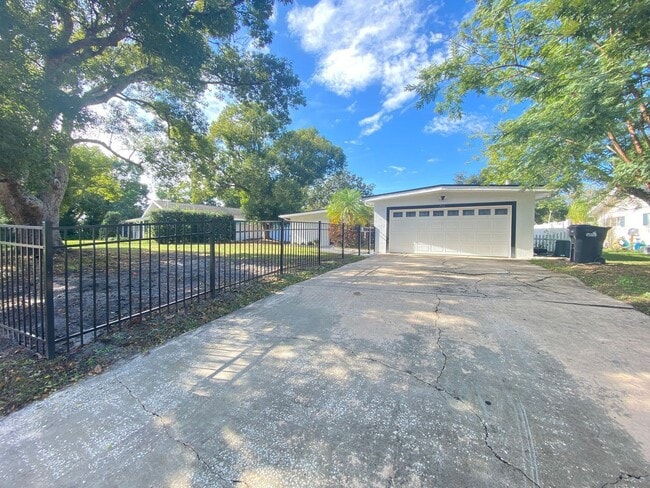 Building Photo - 701 Denton Rd