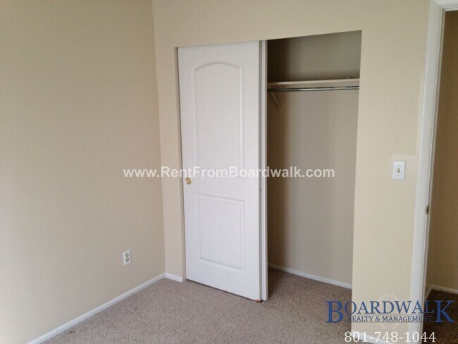 Building Photo - Great 5 Bed Now Available in Riverton