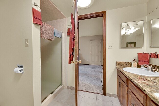 Building Photo - Backs to private lake with mountain views