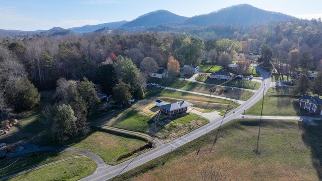 Building Photo - 313 Arrowood St SE