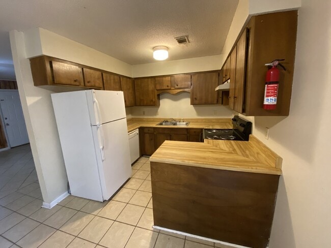 Building Photo - House for Rent