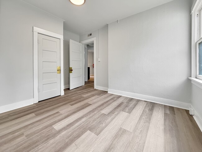 Building Photo - Newly Renovated Duplex