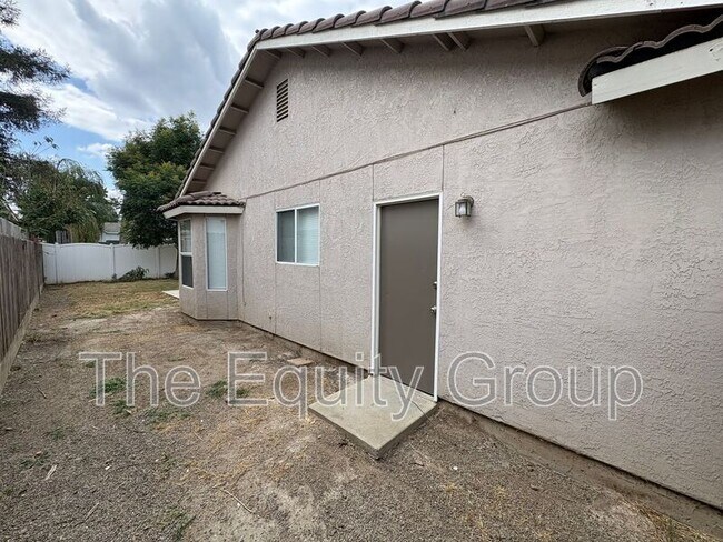 Building Photo - 723 N Simon St