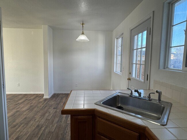 Building Photo - 481 1/2 Tracy Dr