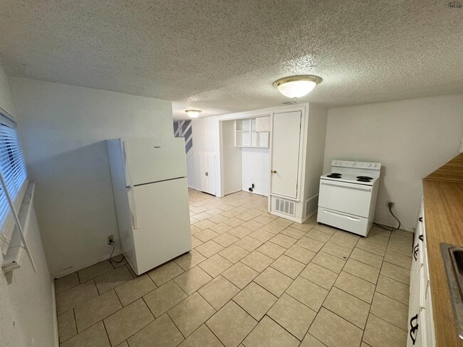 Building Photo - 615 Sunset Dr