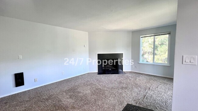 Building Photo - Upper Level 2 BD | 1 BA Apartment w/ Willa...