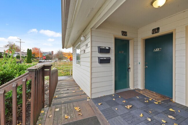 Building Photo - MOVE IN READY! Includes water, sewer and garbage. 2 bed 1 bath downtown Olympia!