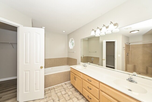 Building Photo - 2910 Iona Dr
