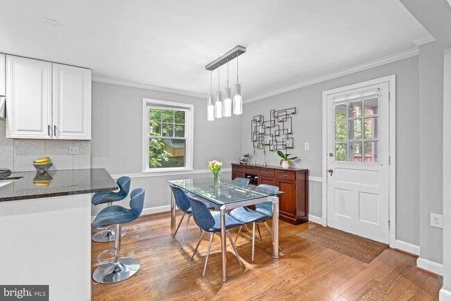 Building Photo - 5333 Saratoga Ave