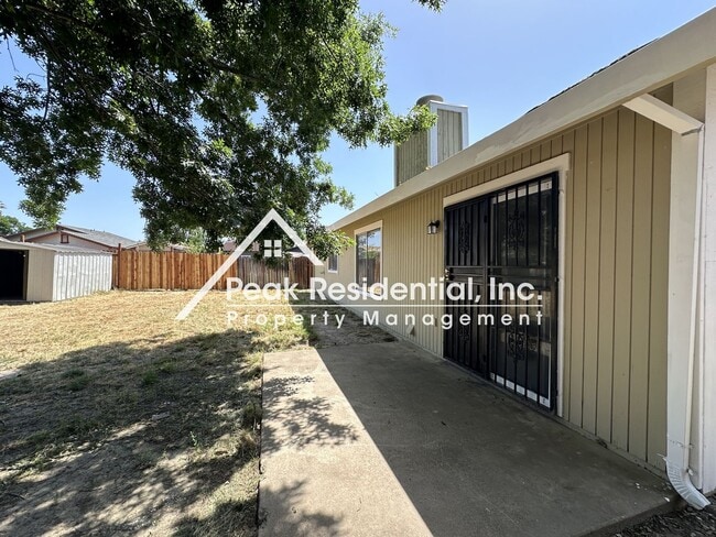 Building Photo - Spacious 3bd/2ba House with 2 Car Garage