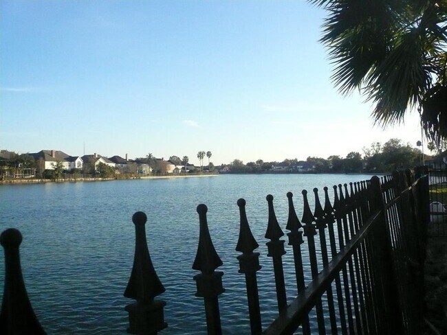 Building Photo - 1731 Northshore Dr