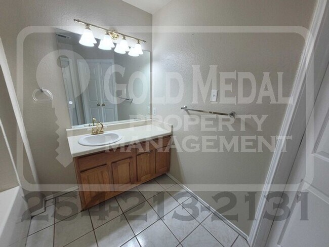 Building Photo - Charming 4-Bed, 2-Bath now available for r...