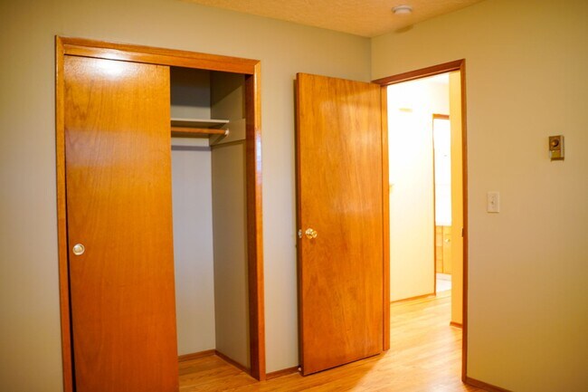 Building Photo - Close-in SE: Nicely Renovated Mid-Century 3-Bed w/Full Basement!