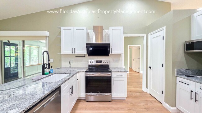 Building Photo - IMPRESSIVE 3 BEDROOM/2 BATH SARASOTA HOME! SUPER LOCATION! PET FRIENDLY!