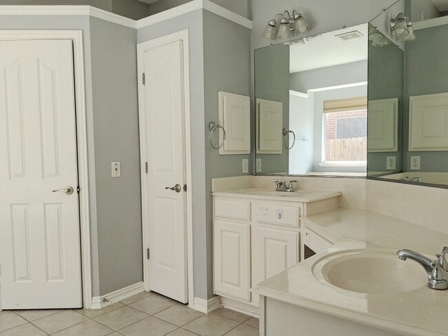Building Photo - 3054 Summercrest Dr