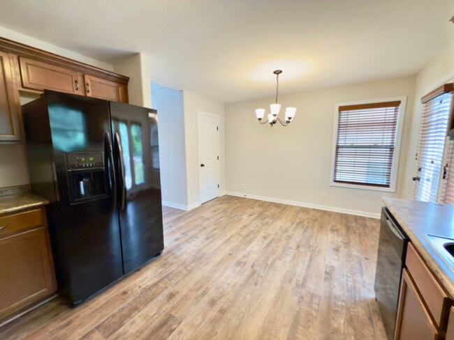 Building Photo - 638 Hidden Valley Dr