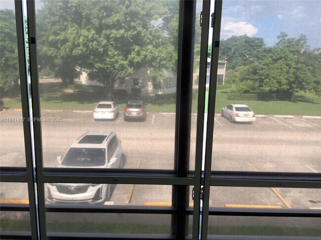 Building Photo - 60 Windsor C