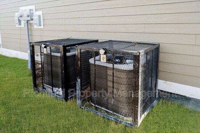 Building Photo - 2553 Columbia Ave