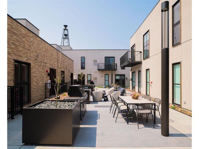 Building Photo - 9 West Dr