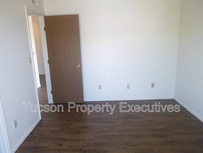 Building Photo - 660 S Tucson Blvd