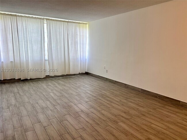 Building Photo - 1591 NE Miami Gardens Dr