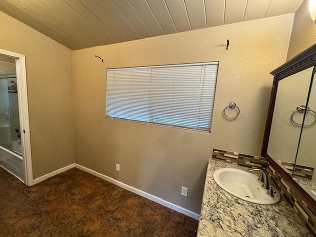 Building Photo - Available for Move In 3 Bed, 2.5 Bath Home...