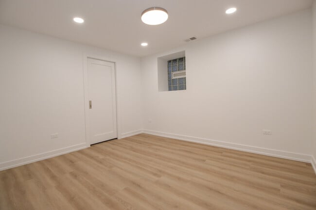 Building Photo - 1139 N Winchester Ave