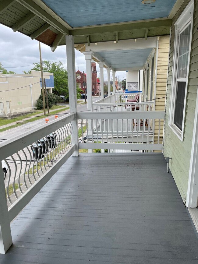 Building Photo - 2BD/1BA Uptown with Washer and Dryer in Unit and Backyard