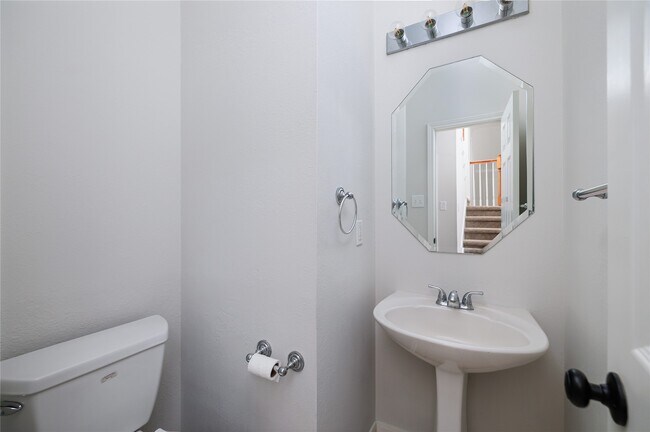 Building Photo - 107 N Sunny Slope Cir