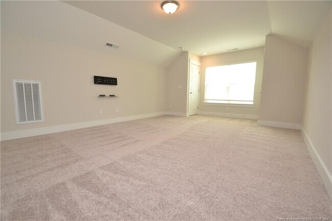 Building Photo - 2129 Seneca Dr