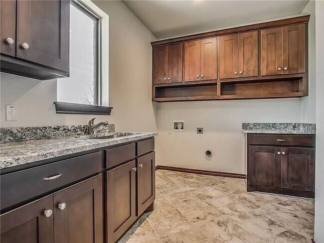 Building Photo - Fantastic 3/2 Gated Neighborhood Choctaw S...