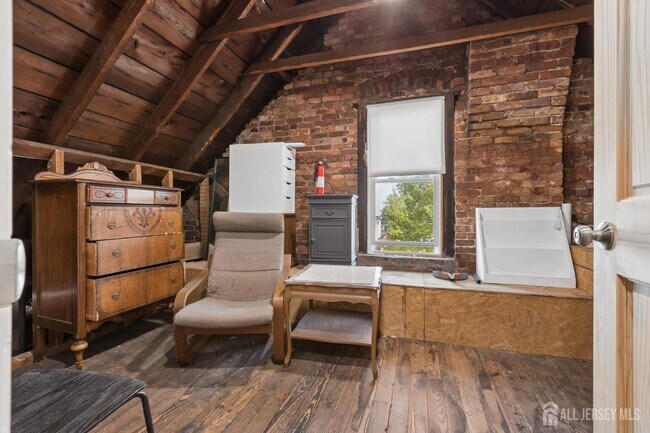 Building Photo - 327 Main St